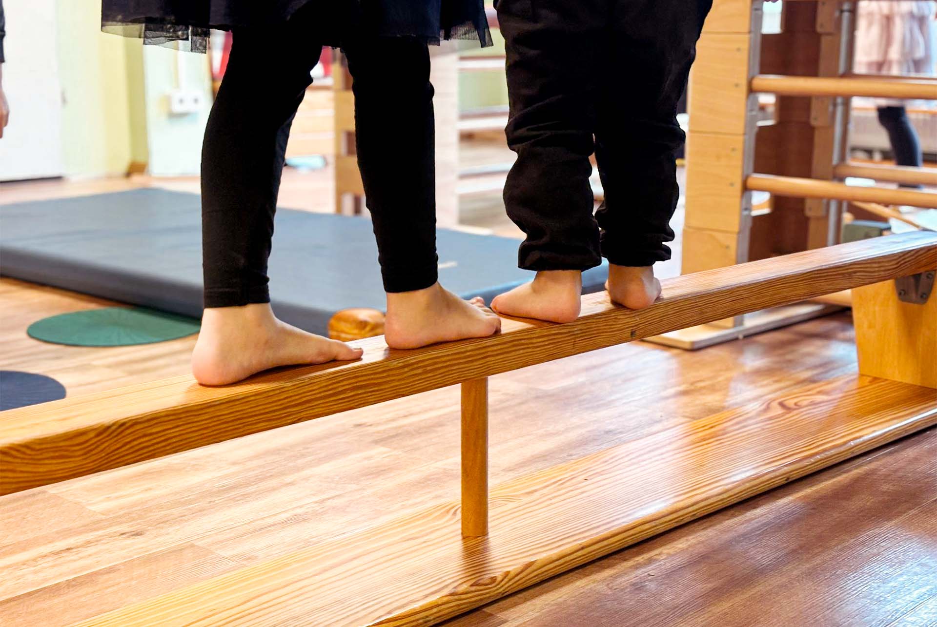 Volle Kanne Bewegung ... beim Balancieren auf Bänken