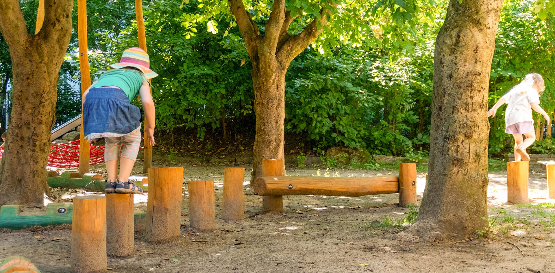 Kinder beim Spielen und Balancieren auf Klettergerüsten