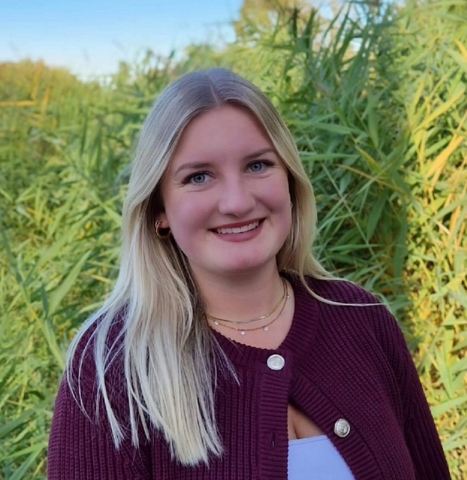 Isabell Funk, Leitung der BOOT-Kita Berlin, lächelt in die Kamera.