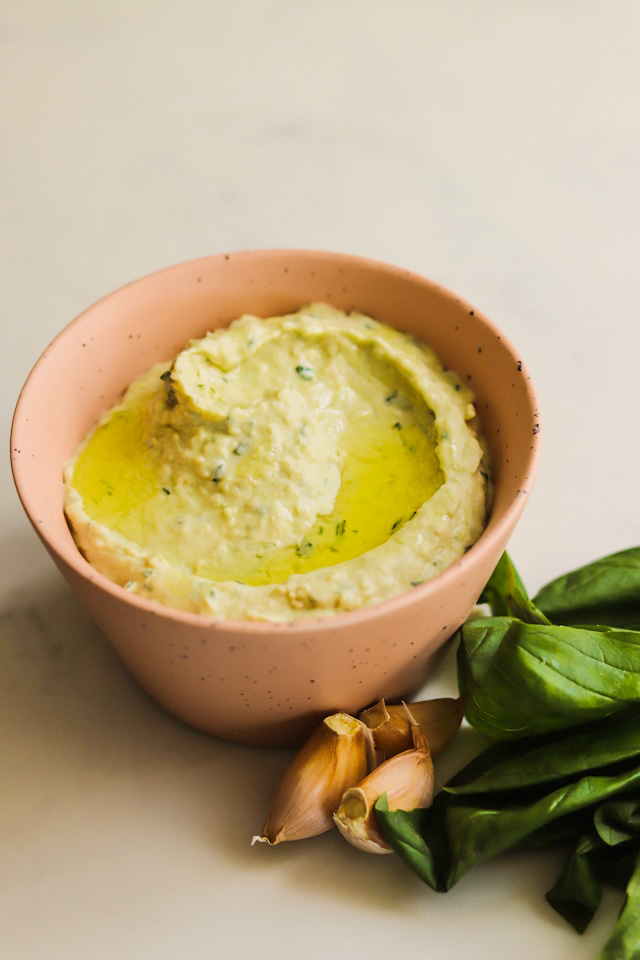 Featured image for “Cre­mi­ger Möhren–Hummus in 20 Minuten – Perfekt zum Dippen für die ganze Familie”